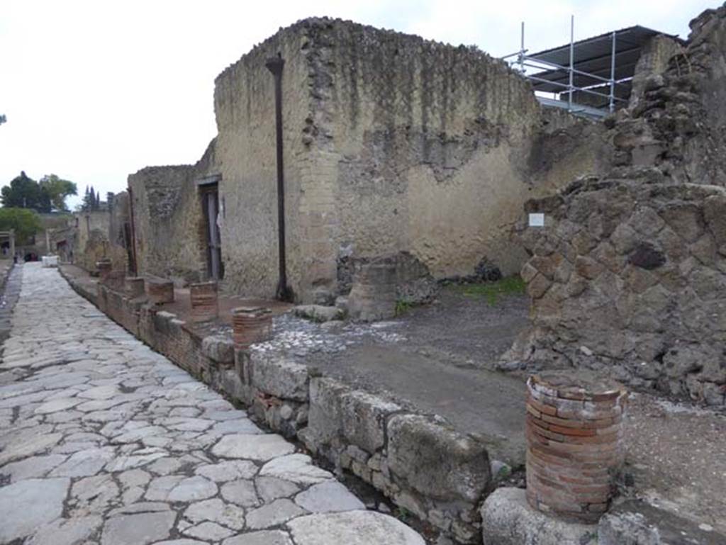 V.27, centre right, Herculaneum. October 2015. Looking south-west on Cardo V. Superiore. Photo courtesy of Michael Binns.